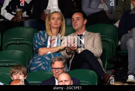 Datei-Foto vom 06/07/21 von Anne-Marie Corbett und Ant McPartlin (rechts) schaut euch das Viertelfinalspiel der Wimbledon Ladies im All England Lawn Tennis and Croquet Club in Wimbledon an. ANT McPartlin und Anne-Marie Corbett sollen am Samstag in einer Kirche in Hampshire heiraten, bevor in einem nahe gelegenen Luxushotel, in dem die Gäste wohnen, ein Empfang abgehalten wird. Ausgabedatum: Samstag, 7. August 2021. Stockfoto