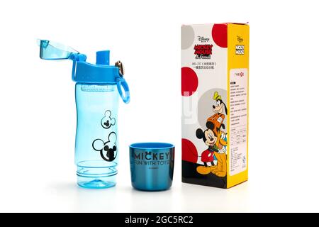 ZHONGSHAN GUANGDONG China-Juli 14 2021:Disney transparente Plastikwasserflasche für Jungen mit geöffnetem Deckel. Stockfoto