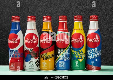 ZHONGSHAN China-August 2,2021:Flaschen Cola speziell für 1998 bis 2018 Weltbecher. Stockfoto