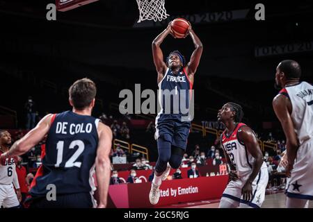 Saitama, Japan. August 2021. Frank Ntilikina (C) aus Frankreich geht beim Basketball-Finale der Männer zwischen den Vereinigten Staaten und Frankreich bei den Olympischen Spielen 2020 in Tokio in Saitama, Japan, am 7. August 2021 in den Korb. Quelle: Pan Yulong/Xinhua/Alamy Live News Stockfoto