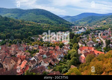 Blick auf das Dorf Kaysersberg zwischen den Weinbergen im Elsass im Sommer Stockfoto