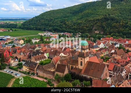 Blick auf das Dorf Kaysersberg zwischen den Weinbergen im Elsass im Sommer Stockfoto