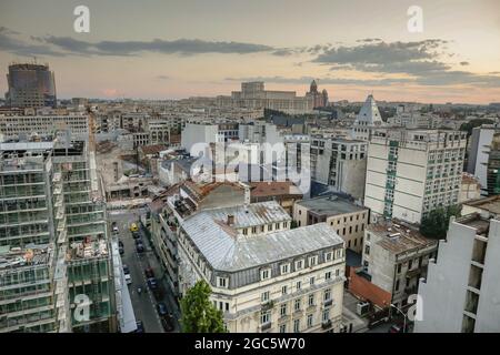 Bukarest, Rumänien - 6. August 2021: Überblick über die Altstadt von Bukarest während eines Sommeruntergangs. Neue und alte Gebäude zusammen. Stockfoto