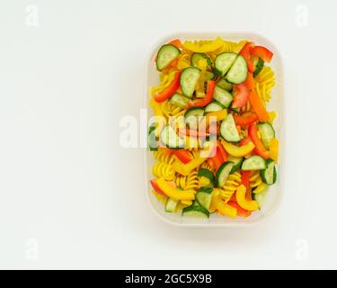 Kalter vegetarischer Nudelsalat mit frischem Gemüse Stockfoto