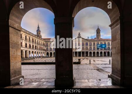 Plaza de la Cienne oder Spanish Plaza in der baskischen Stadt Vitoria. Der Platz wird von dem Rathaus-Gebäude und zwei Türmen auf jeder Seite und einer Arkade geleitet. Stockfoto