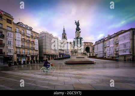 Ein Radfahrer überquert die Virgen Blanca Plaza in Vitoria. Baskenland. Spanien. Stockfoto