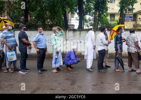 Dhaka, Bangladesch. August 2021. Die Menschen warten in der Schlange vor einem temporären Impfzentrum. (Foto von Rizwan Hasan/Pacific Press) Quelle: Pacific Press Media Production Corp./Alamy Live News Stockfoto