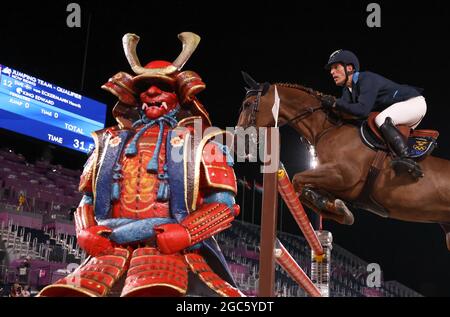 Tokio, Japan. August 2021. Pferdesport/Jumping: Olympiade, Vorrunde, Team, Qualifikation im Equestrian Park. Henrik von Eckermann aus Schweden über König Edward. Quelle: Friso Gentsch/dpa/Alamy Live News Stockfoto