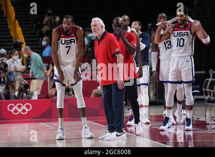 Saitama, Japan. August 2021. Kevin Durant (L) spricht mit Gregg Popovich, Cheftrainer des TEAMS USA, während des Basketballfinales der Männer zwischen den Vereinigten Staaten und Frankreich bei den Olympischen Spielen 2020 in Tokio in Saitama, Japan, am 7. August 2021. Quelle: Meng Yongmin/Xinhua/Alamy Live News Stockfoto