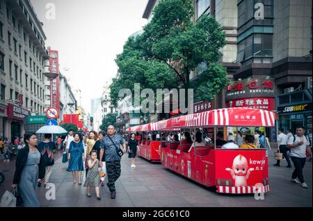 Mini-Sightseeing-Zug entlang der Walk Street an der Nanjing Road, der belebtesten Einkaufsstraße im Geschäftszentrum der Innenstadt von Shanghai, China Stockfoto