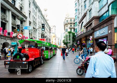Mini-Sightseeing-Zug entlang der Walk Street an der Nanjing Road, der belebtesten Einkaufsstraße im Geschäftszentrum der Innenstadt von Shanghai, China Stockfoto