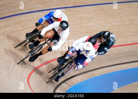 Der britische Jason Kenny (rechts) während der ersten Runde der Männer in Keirin am 15. Tag der Olympischen Spiele in Tokio 2020 in Japan auf dem Izu Velodrome. Bilddatum: Samstag, 7. August 2021. Stockfoto