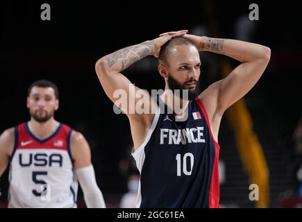 Saitama, Japan. August 2021. Der französische Evan Fournier reagiert während des Basketballfinales der Männer zwischen den Vereinigten Staaten und Frankreich bei den Olympischen Spielen 2020 in Tokio in Saitama, Japan, am 7. August 2021. Quelle: Meng Yongmin/Xinhua/Alamy Live News Stockfoto