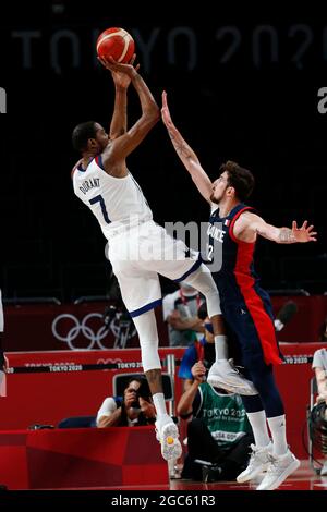 Tokio, Kanto, Japan. August 2021. Kevin Durant (7) vom Team United States und Nando de Colo (12) vom Team France beim Basketball-Goldmedaillenspiel der Männer während der Olympischen Sommerspiele 2020 in Tokio in der Saitama Super Arena. (Bild: © David McIntyre/ZUMA Press Wire) Bild: ZUMA Press, Inc./Alamy Live News Stockfoto