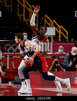 Tokio, Kanto, Japan. August 2021. Nando de Colo (12) vom Team France und Bam Adebayo (13) vom Team United States beim Basketball-Goldmedaillenspiel der Männer während der Olympischen Sommerspiele 2020 in Tokio in der Saitama Super Arena. (Bild: © David McIntyre/ZUMA Press Wire) Bild: ZUMA Press, Inc./Alamy Live News Stockfoto