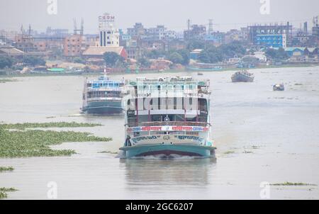 Lokale Passagierfähre, die zum Hafen am Dhaka Fluss zurückkehrt. Die Fähre ist ein sehr wichtiges Kommunikationsmittel mit dem südlichen Teil von Bangladesch Stockfoto