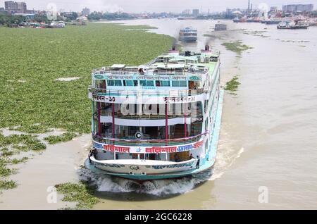 Lokale Passagierfähre, die zum Hafen am Dhaka Fluss zurückkehrt. Die Fähre ist ein sehr wichtiges Kommunikationsmittel mit dem südlichen Teil von Bangladesch Stockfoto