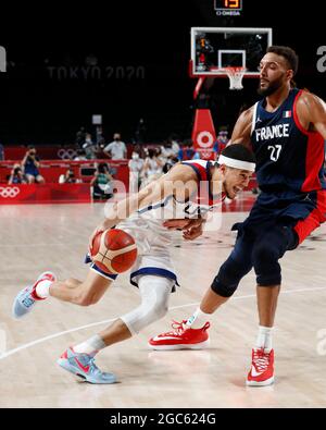 Tokio, Kanto, Japan. August 2021. Devin Booker (15) vom Team United States fährt während der Olympischen Sommerspiele 2020 in Tokio in der Saitama Super Arena gegen Rudy Gobert (27) vom Team France beim Basketball-Goldmedaillenspiel der Männer. (Bild: © David McIntyre/ZUMA Press Wire) Bild: ZUMA Press, Inc./Alamy Live News Stockfoto