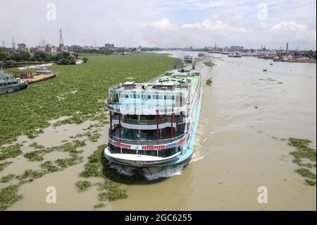 Lokale Passagierfähre, die zum Hafen am Dhaka Fluss zurückkehrt. Die Fähre ist ein sehr wichtiges Kommunikationsmittel mit dem südlichen Teil von Bangladesch Stockfoto