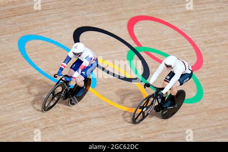 Der britische Jason Kenny führt vor dem deutschen Maximilian Levy während der ersten Runde der Männer in Keirin am 15. Tag der Olympischen Spiele in Tokio 2020 in Japan im Izu Velodrom an. Bilddatum: Samstag, 7. August 2021. Stockfoto