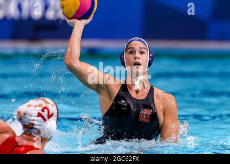 Tokio, Japan. August 2021. TOKIO, JAPAN - 7. AUGUST: Paula Leiton aus Spanien, Rachel Fattal aus den Vereinigten Staaten während des olympischen Wasserball-Turniers in Tokio 2020 Frauen-Goldmedaillenspiels zwischen Spanien und den Vereinigten Staaten am 7. August 2021 im Tatsumi Waterpolo Center in Tokio, Japan (Foto: Marcel ter Bals/Orange Picles) Quelle: Orange Pics BV/Alamy Live News Stockfoto