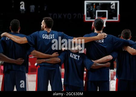 Tokio, Kanto, Japan. August 2021. Frankreich tritt für seine Nationalhymne gegen die Vereinigten Staaten vor dem Basketball-Goldmedaillenspiel der Männer während der Olympischen Sommerspiele 2020 in Tokio in der Saitama Super Arena an. (Bild: © David McIntyre/ZUMA Press Wire) Bild: ZUMA Press, Inc./Alamy Live News Stockfoto