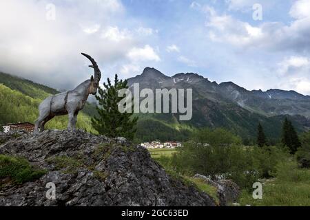 Holzskulpturen in Solda (BZ), Südtirol, Italien Stockfoto