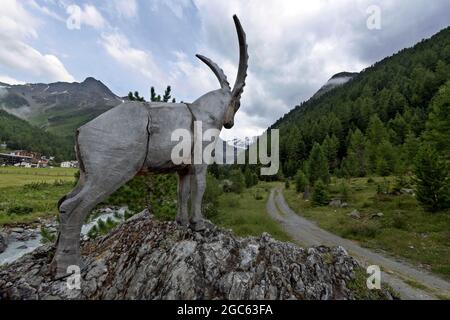 Holzskulpturen in Solda (BZ), Südtirol, Italien Stockfoto
