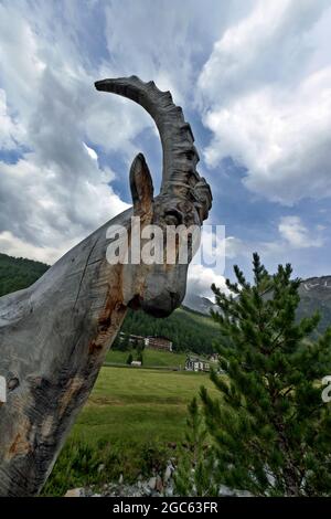 Holzskulpturen in Solda (BZ), Südtirol, Italien Stockfoto