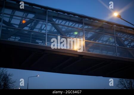 Tunnel bei Nacht. Fußgängerüberweg über dem Boden. Der Ort der Kreuzung. Stockfoto