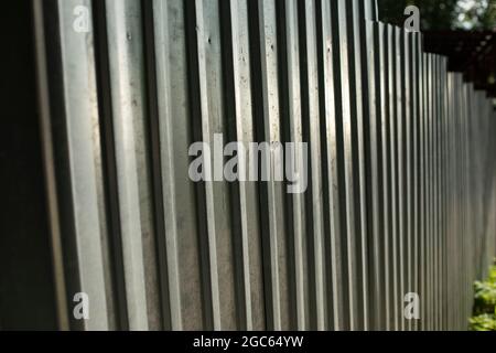 Zaun aus Edelstahl. Fechten des Territoriums. Zaun um die Baustelle. Stockfoto