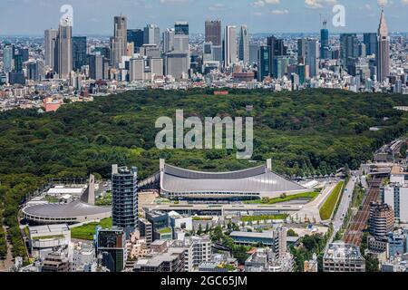Tokio, Japan. August 2021. Das Yoyogi-Nationalstadion von Kenzo Tange, das Symbol der Olympischen Spiele 1964 in Tokio, aber derzeit auch als Veranstaltungsort für die Olympischen Spiele in Tokyo2020 genutzt wird. Kredit: SOPA Images Limited/Alamy Live Nachrichten Stockfoto