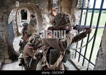 August 2021. Norfolk, England. Soldaten durch die Jahrhunderte Ereignis im Castle Rising, die erste öffentliche Veranstaltung in der Burg aus dem 12. Jahrhundert seit dem Ausbruch der Pandemie von Covid. Mitglieder der Suffolk Regiment Re-enactment Society nehmen an Schießereien aus den Zinnen des Schlosses aus dem 12. Jahrhundert Teil, um die Geschichte zu eröffnen. Stockfoto