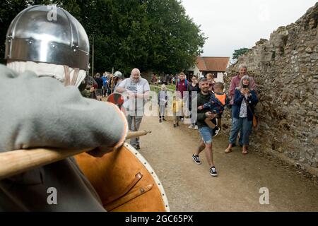 August 2021. Norfolk, England. Soldaten durch die Jahrhunderte Ereignis im Castle Rising, die erste öffentliche Veranstaltung in der Burg aus dem 12. Jahrhundert seit dem Ausbruch der Pandemie von Covid. Besucher jeden Alters erleben hautnah die Possen kriegerischer Figuren vom römischen Britannien bis zum Zweiten Weltkrieg. Stockfoto