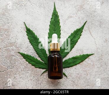 CBD-Öl, Hanftinktur, Cannabis-Kosmetikprodukt für die Hautpflege. Alternative Medizin, pharmazeutisches medizinisches Cannabis. Stockfoto