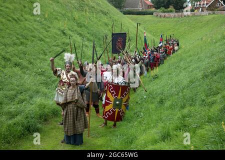 August 2021. Norfolk, England. Soldaten durch die Jahrhunderte Ereignis im Castle Rising, die erste öffentliche Veranstaltung in der Burg aus dem 12. Jahrhundert seit dem Ausbruch der Pandemie von Covid. Angeführt von Königin Boudica, eine Parade von Nachstellern um den Burggraben, die Krieger vom römischen Großbritannien bis zu den beiden Weltkriegen darstellen. Stockfoto