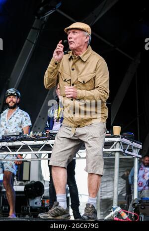 Der englische Percussionist, Tänzer, DJ und Medienpersönlichkeit Mark Berry, alias Bez, der im Volksmund als Mitglied britischer Bands bekannt ist, The Happy Mondays und Black Grape, tritt auf der Bühne des Camp Beestival in Lulworth auf. Stockfoto