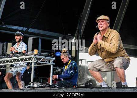 Der englische Percussionist, Tänzer, DJ und Medienpersönlichkeit Mark Berry, alias Bez, der im Volksmund als Mitglied britischer Bands bekannt ist, The Happy Mondays und Black Grape, tritt auf der Bühne des Camp Beestival in Lulworth auf. Stockfoto