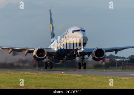 Ryanair Boeing 737, das kurz nach der Ankündigung, dass Ryanair Southend im November verlassen wird, vom London Southend Airport, Essex, Großbritannien, abfliegt Stockfoto