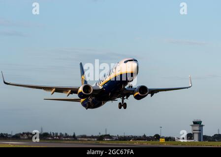 Ryanair Boeing 737, das kurz nach der Ankündigung, dass Ryanair Southend im November verlassen wird, vom London Southend Airport, Essex, Großbritannien, abfliegt Stockfoto