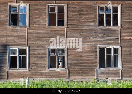 Altes, zerstörtes, verlassene, schmutzige Holzgebäude mit kaputten Fenstern Stockfoto