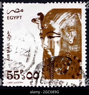 ÄGYPTEN - UM 1993: Eine in Ägypten gedruckte Briefmarke zeigt eine Totenmaske von König Tutanchamen, um 1993 Stockfoto