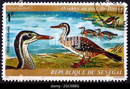 SENEGAL - UM 1974: Eine in Senegal gedruckte Marke zeigt African Finfoot, Podica Senegalensis, Aquatic Bird, Djoudj Park Bird Sanctuary, um 1974 Stockfoto