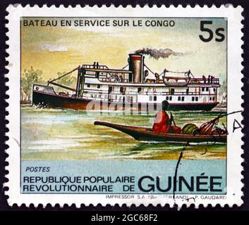 GUINEA - UM 1984: Eine in Guinea gedruckte Marke zeigt den Congo River Steamer, um 1984 Stockfoto