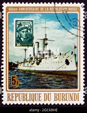 BURUNDI - UM 1977: Eine in Burundi gedruckte Briefmarke zeigt Cruiser Aurora, 60. Jahrestag der russischen Oktoberrevolution, um 1977 Stockfoto