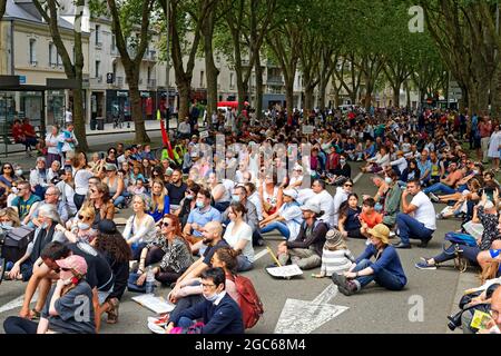 Gesundheitlicher Protest von Covid gegen Sanitaty Pass und gegen die obligatorische Impfung. Laval (Loire-Land, Frankreich). Stockfoto