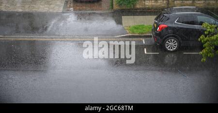 Wimbledon, London, Großbritannien. 7. August 2021. Am späten Morgen trifft es in London starken und anhaltenden Regen, wobei die Wettervorhersage für das schlechte Wetter etwas abweichender ist. Quelle: Malcolm Park/Alamy Live News Stockfoto