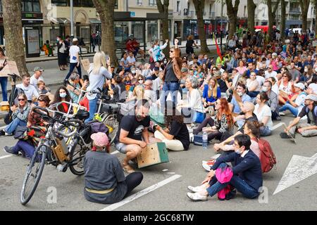 Gesundheitlicher Protest von Covid gegen Sanitaty Pass und gegen die obligatorische Impfung. Laval (Loire-Land), juli 2021. Stockfoto