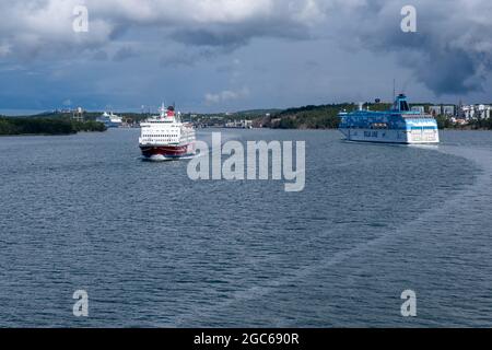 Maarianhamina / Finnland - 30. JULI 2021: Große Passagierfähren, die vom Hafen in Mariehamn ankommen und abfahren. MS Rosella wird von Viking Line Pass betrieben Stockfoto