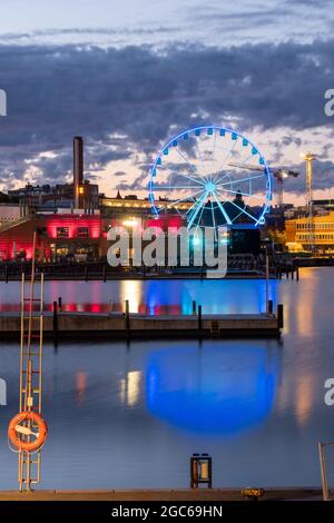 Helsinki / Finnland - 4. AUGUST 2021: Lebhafte Skyline des Stadtzentrums von Helsinki während des Sonnenaufgangs Stockfoto